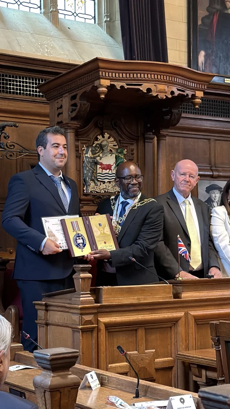 Carlos Cuadrado en la entrega de los Premios Nelson Mandela, Oxford Town Hall. Archivo personal.