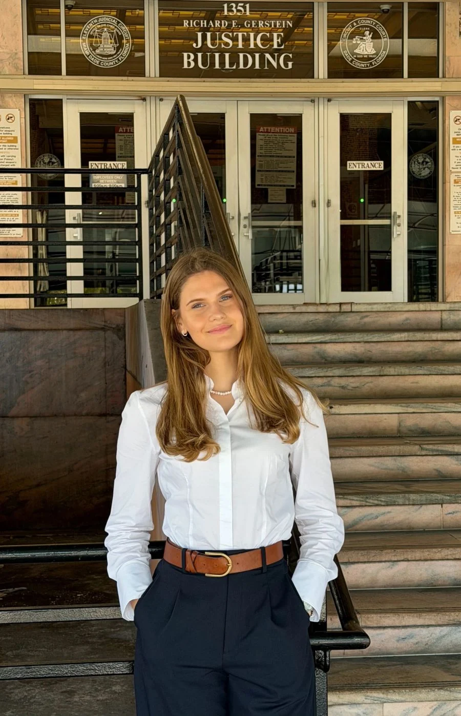 Polina Poloziuk ante el Richard E. Gerstein Justice Building de Miami.